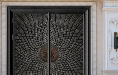 铜铝门一直以它优雅华贵的气质征服着消费者。